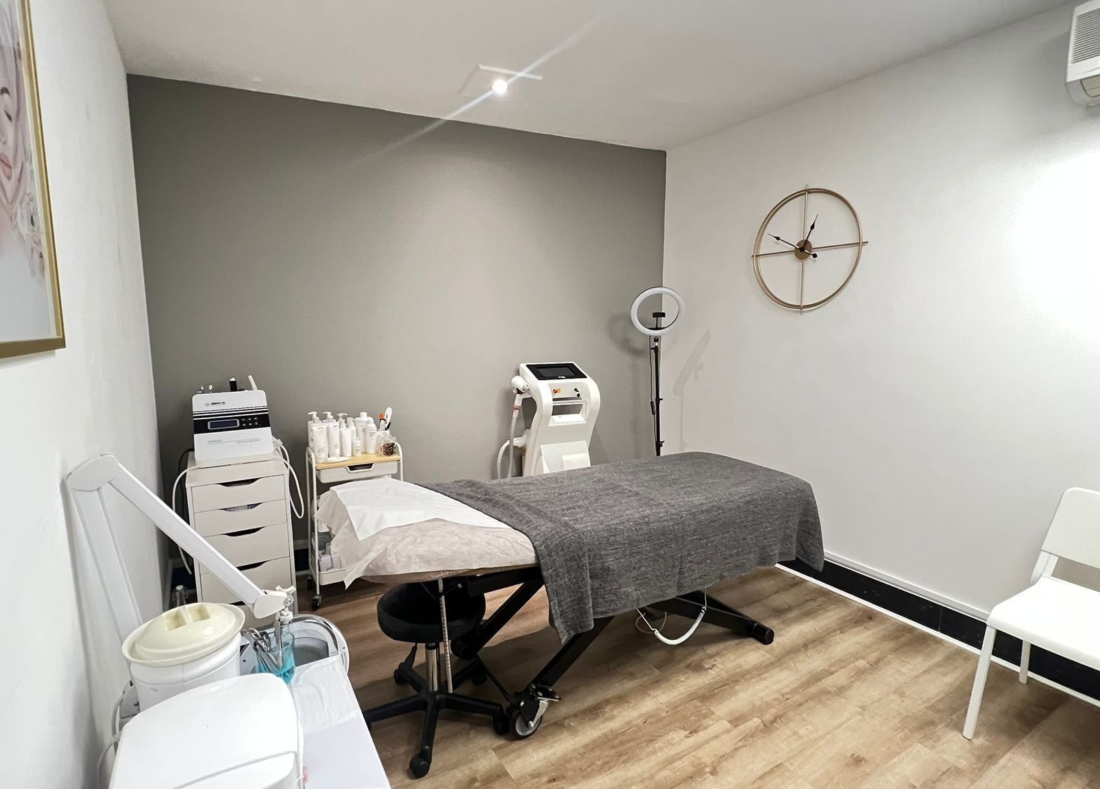 Skimprove's serene spa room with treatment bed in London, England, GB.