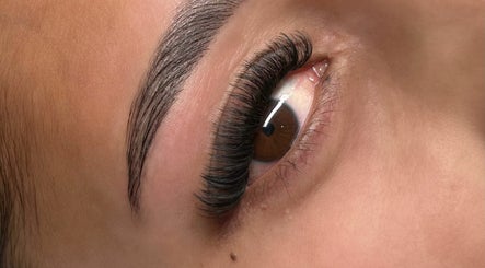 Lux Lashes N Beauty imaginea 2