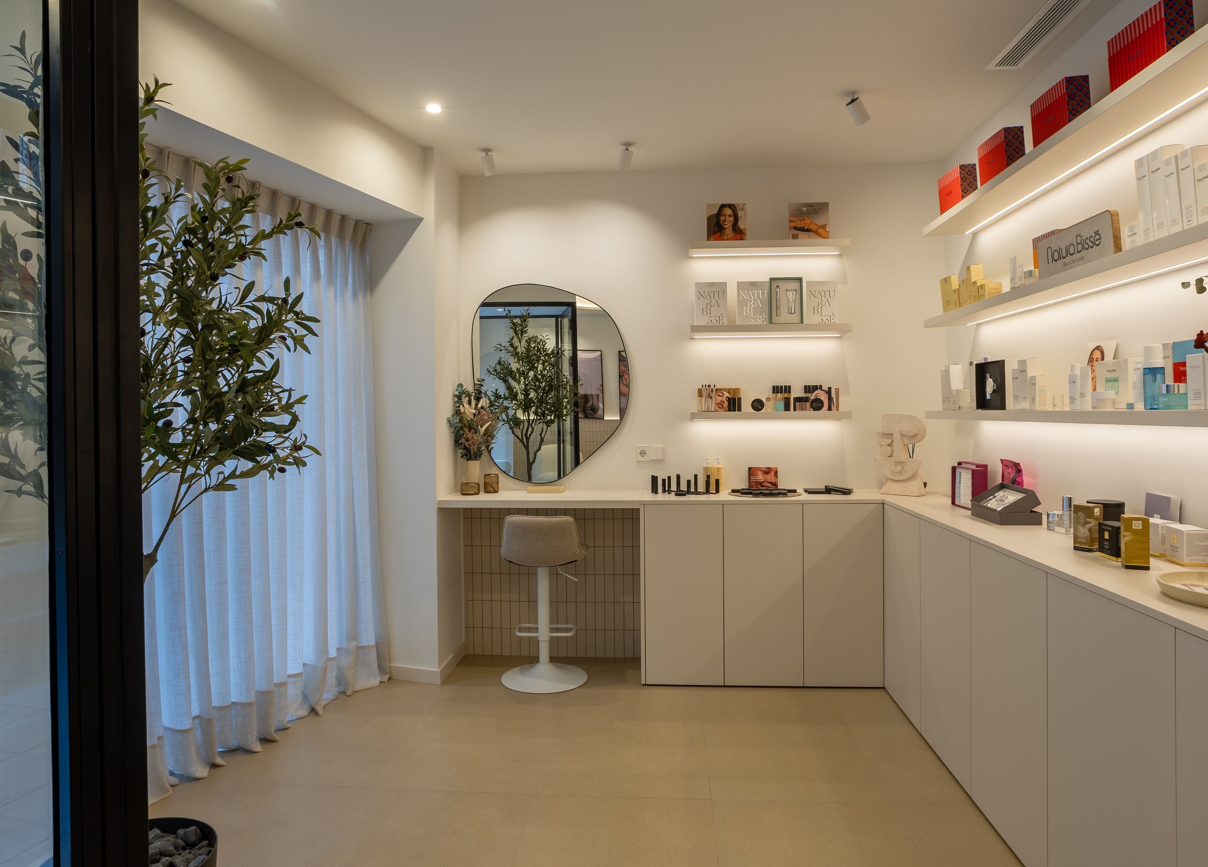 Espacio acogedor de Noemi Vives Belleza Integral en Elx, Comunidad Valenciana, ES, mostrando productos de belleza.