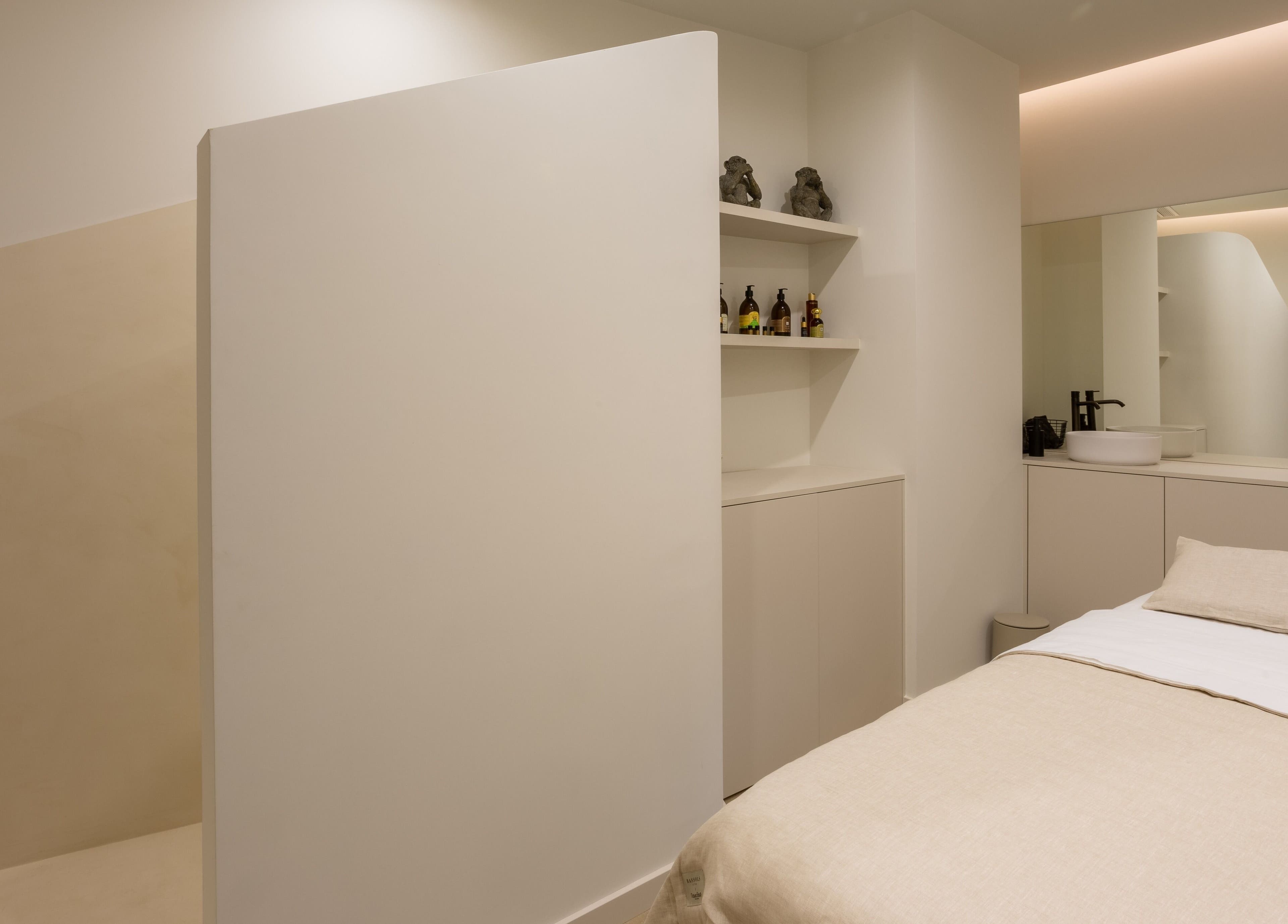 Sala de tratamientos en Noemi Vives Belleza Integral, Elx, Comunidad Valenciana, ES. Ambiente relajante y moderno.