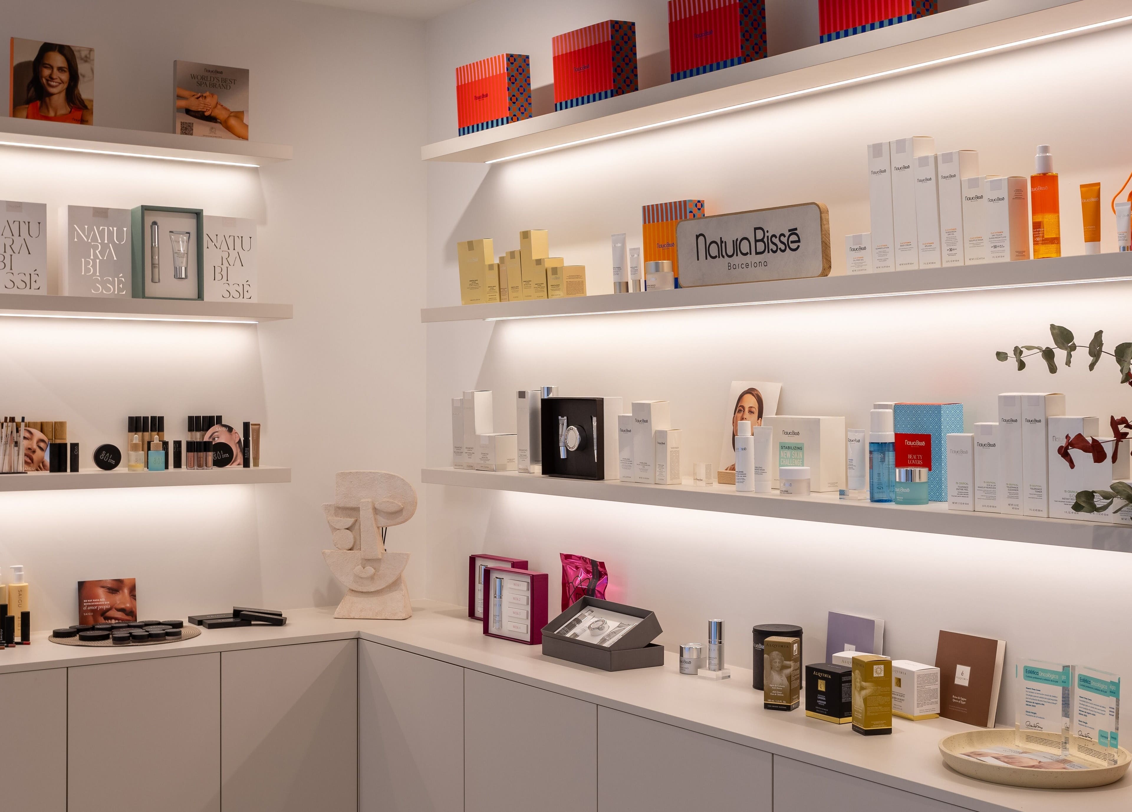 Estante de productos de belleza en Noemi Vives Belleza Integral, Elx, Comunidad Valenciana, ES.