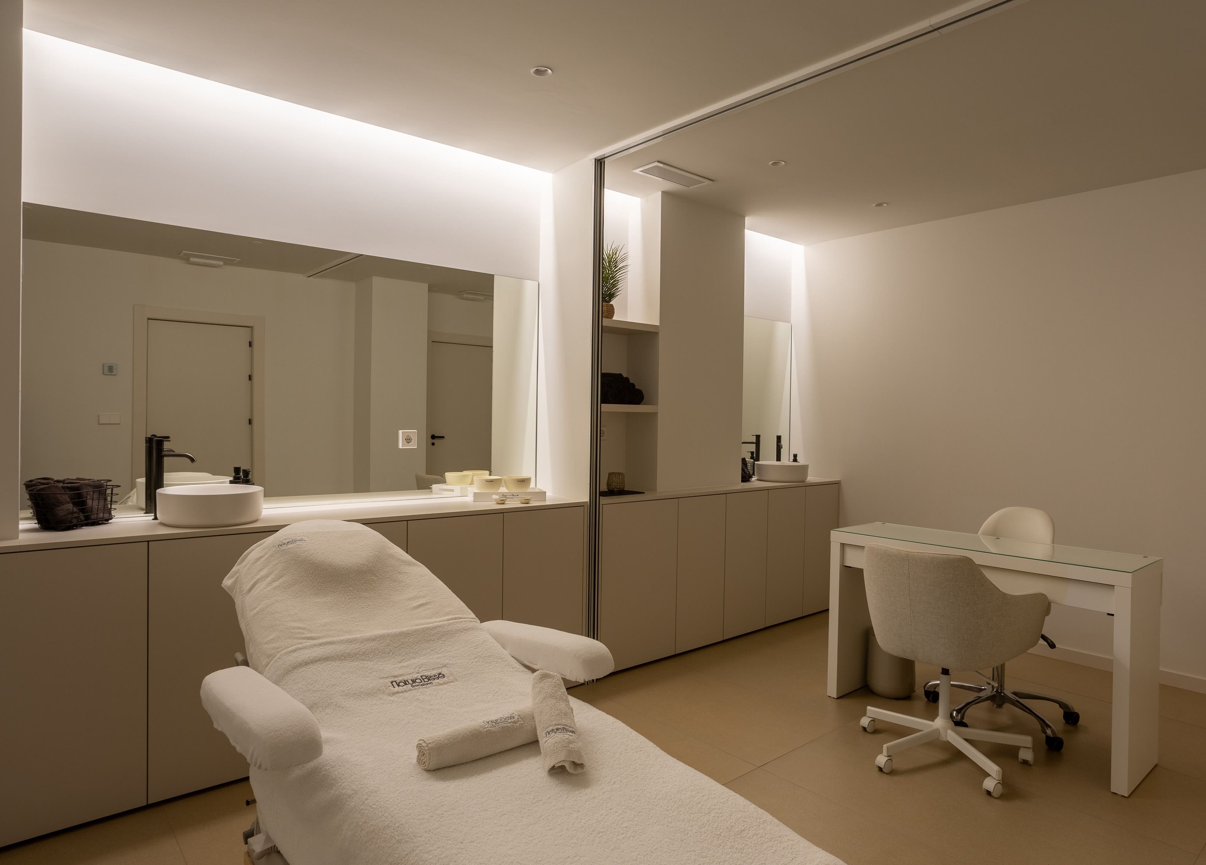 Sofisticada cabina en Noemi Vives Belleza Integral, Elx, Comunidad Valenciana, ES, destacando relajación y lujo.