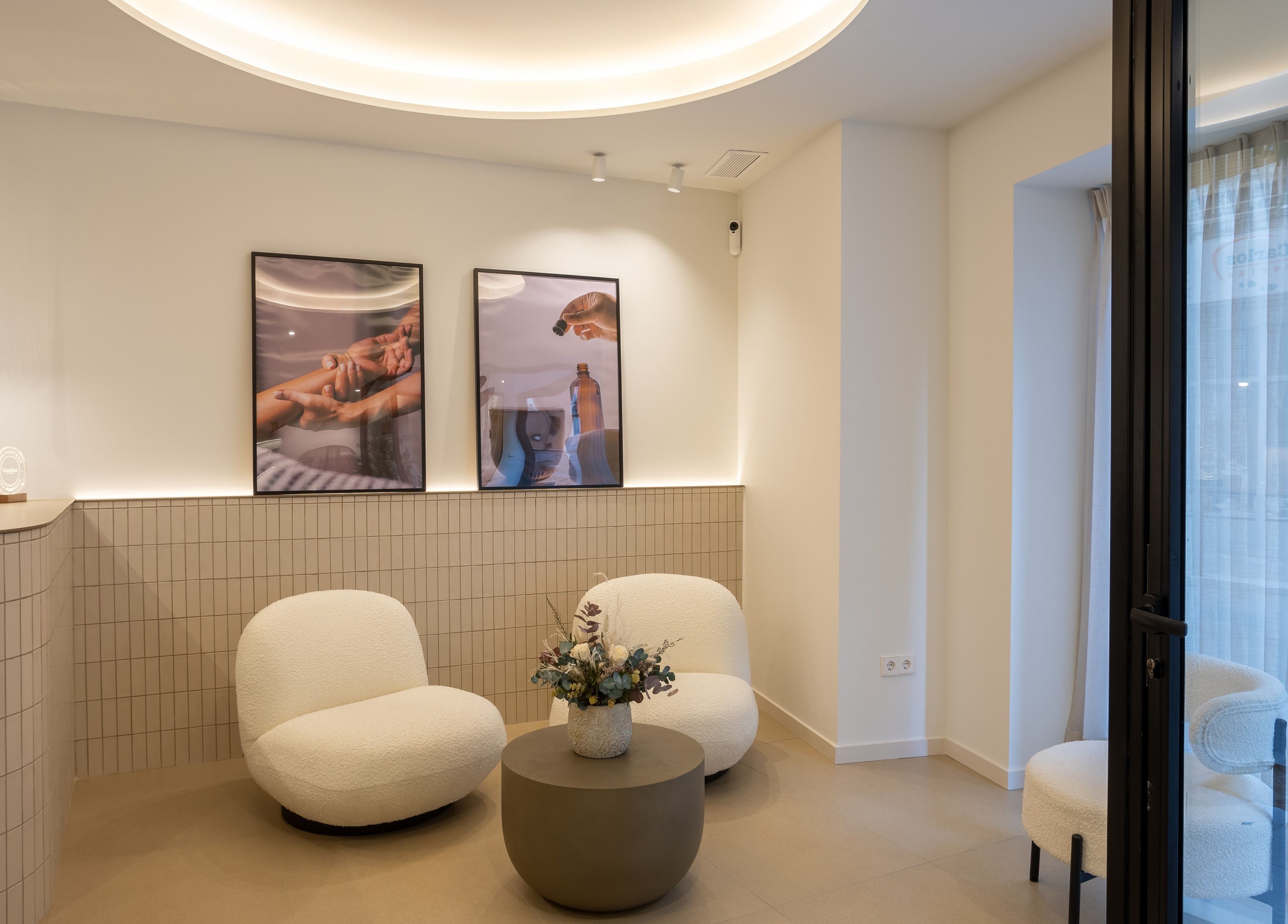 Zona de espera moderna en Noemi Vives Belleza Integral, Elx, Comunidad Valenciana, ES con decoraciones elegantes.