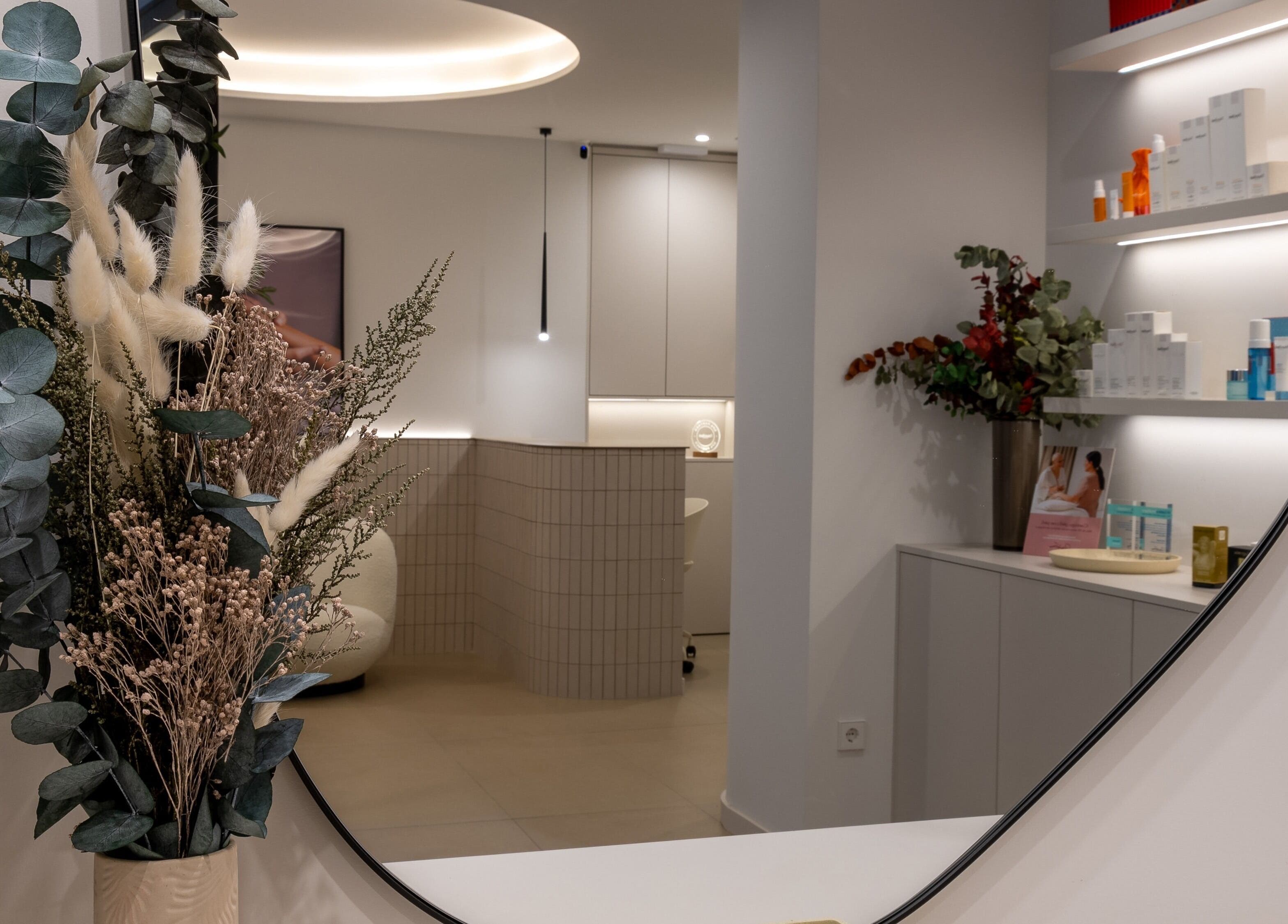 Espacio moderno en Noemi Vives Belleza Integral, Elx, Comunidad Valenciana, ES con decoración elegante.