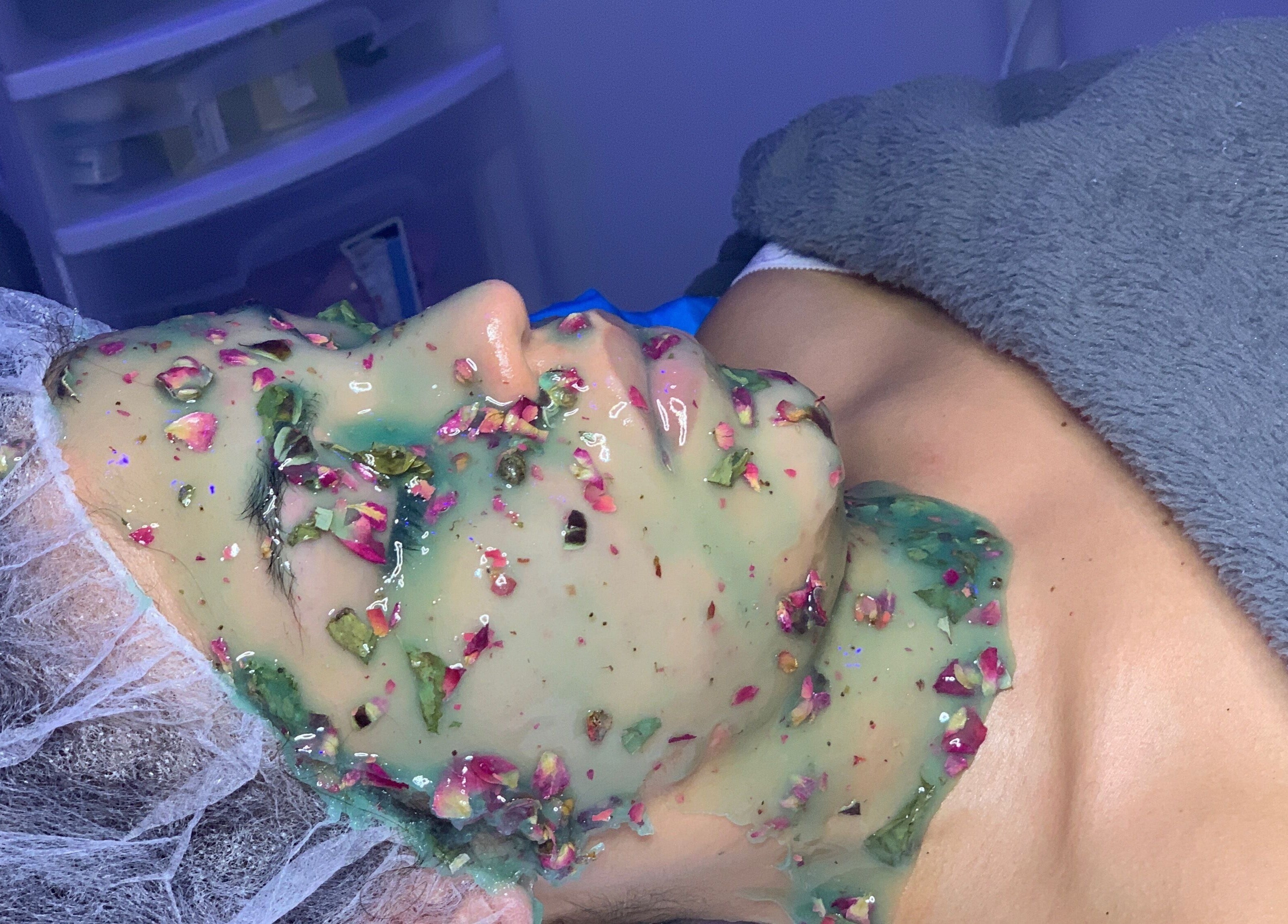 Tratamiento facial con mascarilla floral en Skin Perfect Curacao, Willemstad, CW.