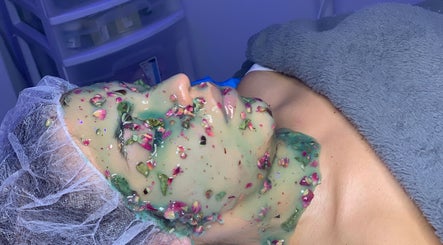 Tratamiento facial con mascarilla floral en Skin Perfect Curacao, Willemstad, CW.