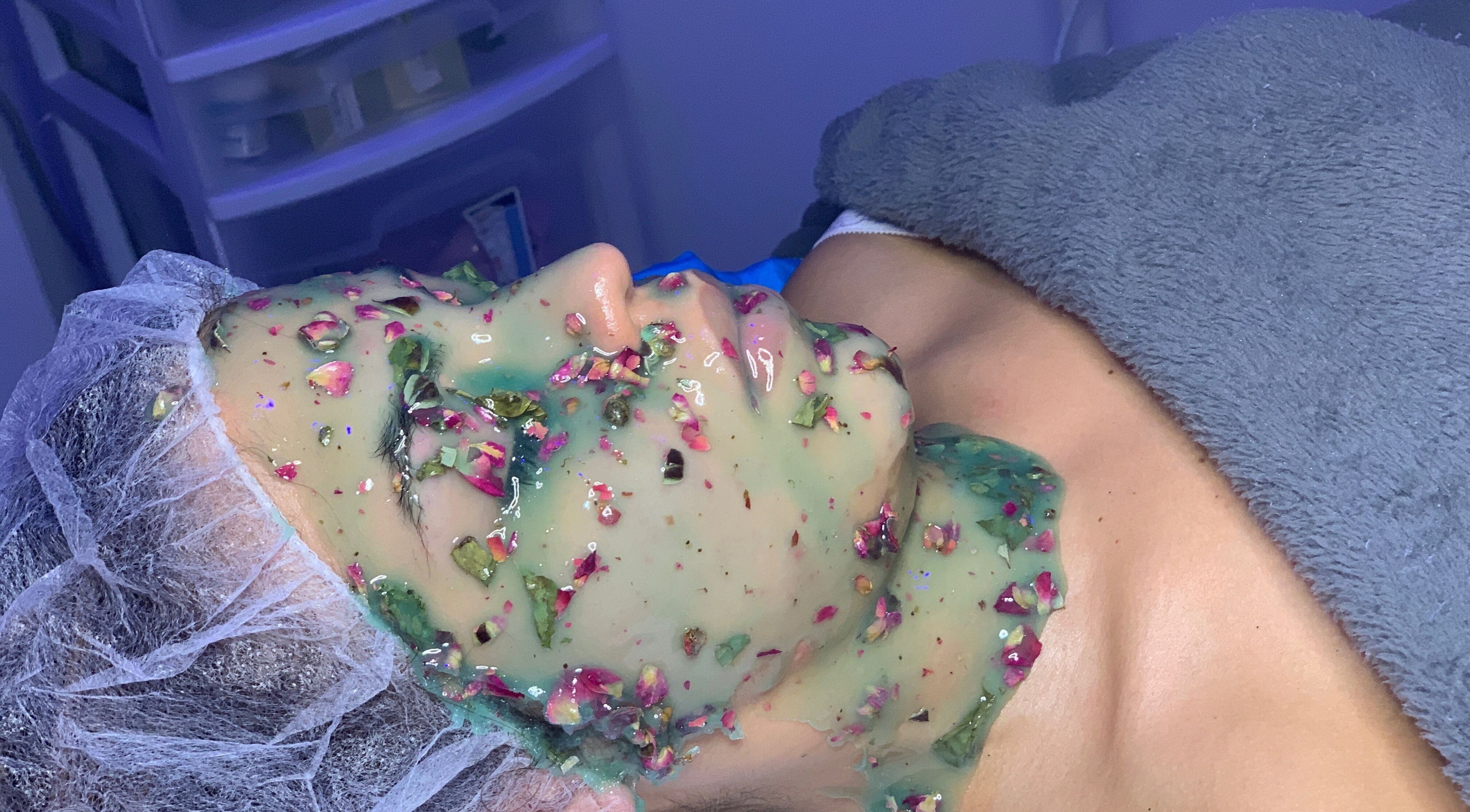 Tratamiento facial con mascarilla floral en Skin Perfect Curacao, Willemstad, CW.