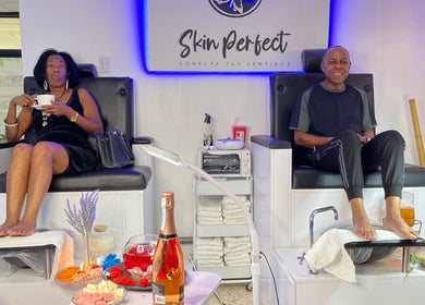 Clientes disfrutando de pedicura en Skin Perfect Curacao, Willemstad, CW con ambiente acogedor.