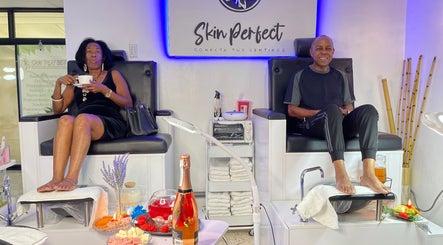 Clientes disfrutando de pedicura en Skin Perfect Curacao, Willemstad, CW con ambiente acogedor.