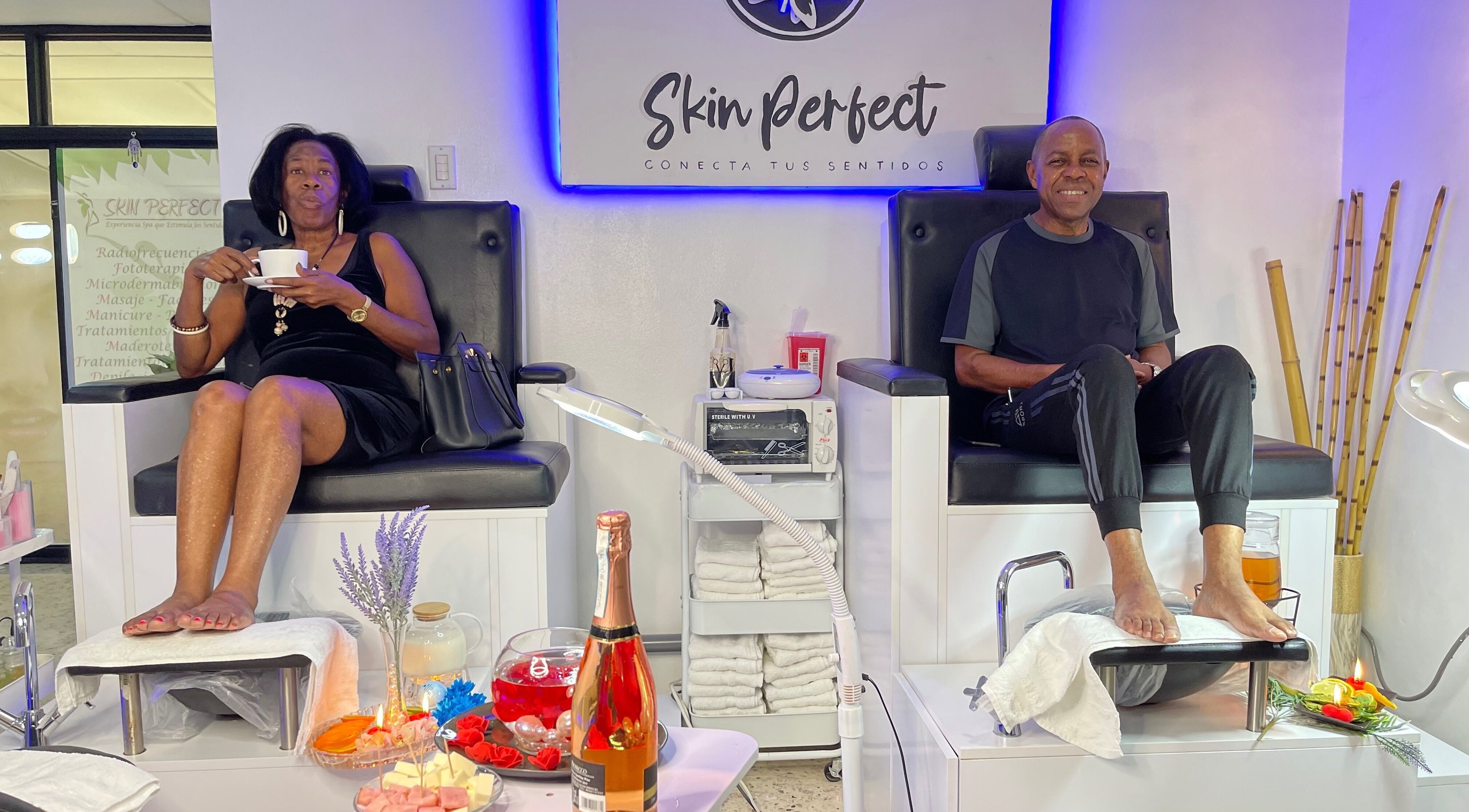 Clientes disfrutando de pedicura en Skin Perfect Curacao, Willemstad, CW con ambiente acogedor.