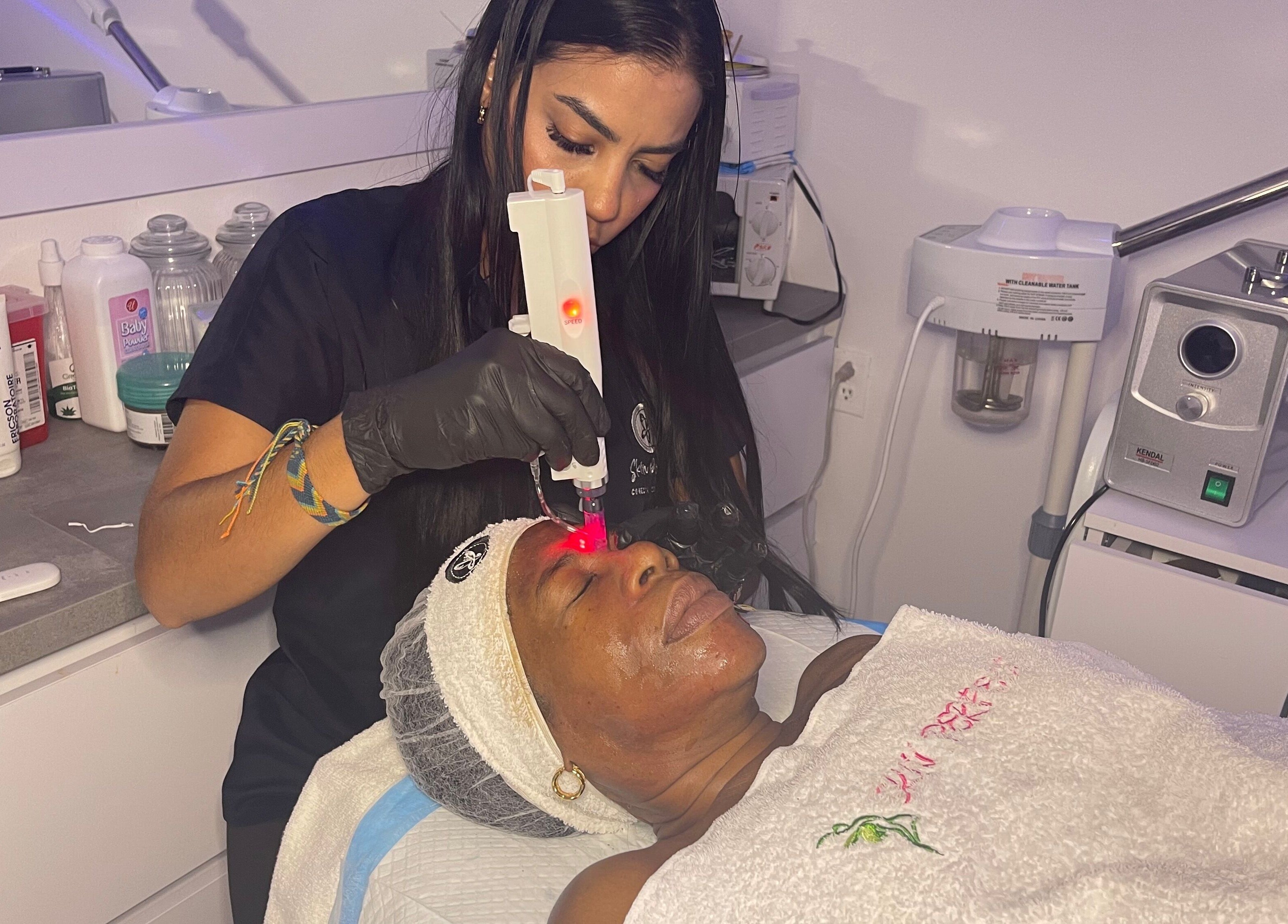Tratamiento facial en Skin Perfect Curacao, Willemstad, CW, con tecnología avanzada para el cuidado de la piel.
