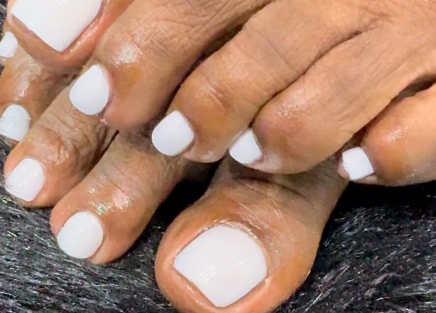 Elegante pedicura blanca en Skin Perfect Curacao, Willemstad, CW.
