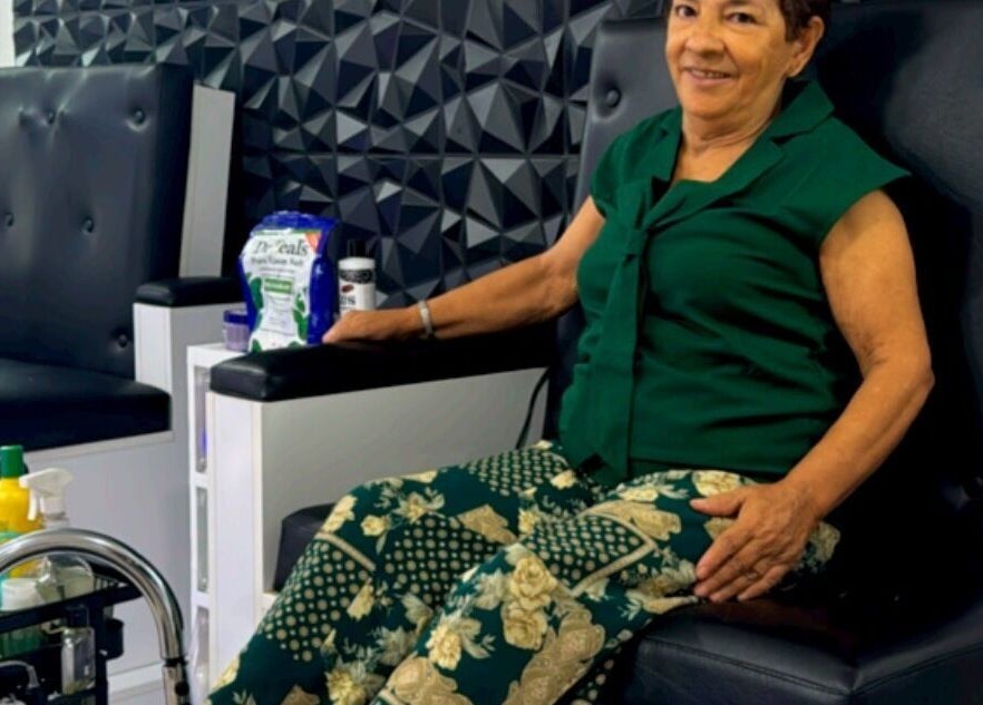 Mujer disfrutando servicio en Skin Perfect Curacao, Willemstad, CW, destacando por su comodidad.
