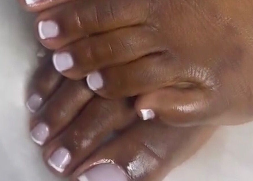 Pedicura impecable en Skin Perfect Curacao, Willemstad, CW. Uñas pulidas y elegantes.