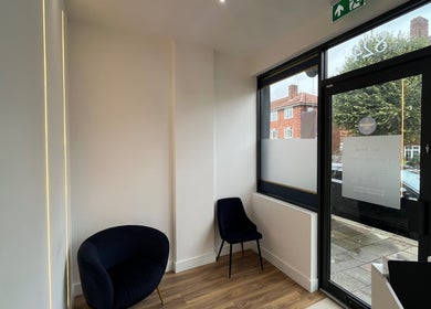 Stylish waiting area at Nav’s Beauty in London, England, GB with modern seating and natural light.