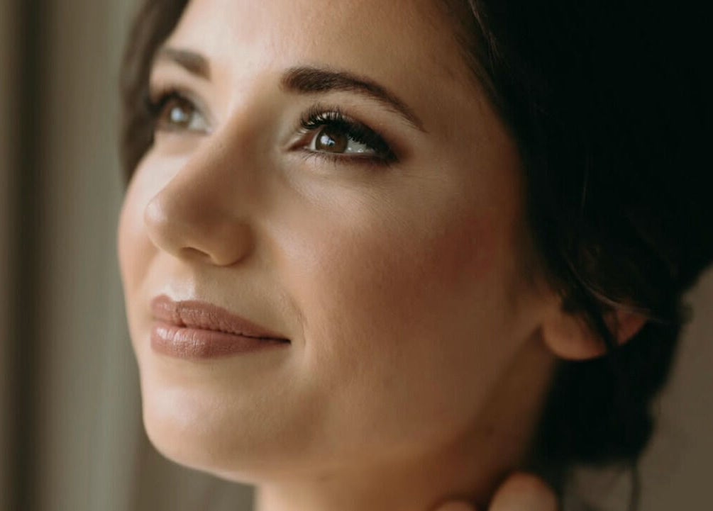 Woman with elegant makeup at Oulik Vroulik, Cape Town, Western Cape, ZA.