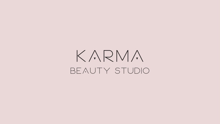 Λογότυπο KARMA BEAUTY STUDIO στην Αθήνα, Αττικής, GR σε ροζ φόντο.