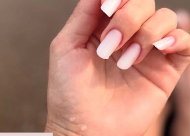 Κομψά τετράγωνα νύχια σε φυσικό τόνο από το KARMA BEAUTY STUDIO, Αθήνα, Αττικής, GR.