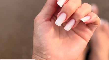 Κομψά τετράγωνα νύχια σε φυσικό τόνο από το KARMA BEAUTY STUDIO, Αθήνα, Αττικής, GR.
