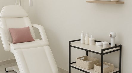 Στούντιο Karma Beauty στην Αθήνα, Αττικής, GR με κομψή καρέκλα spa και είδη περιποίησης.