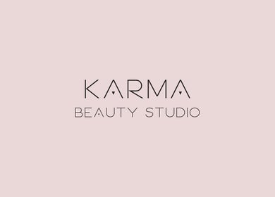 Λογότυπο του Karma Beauty Studio στην Αθήνα, Αττικής, GR με απλό ροζ φόντο.