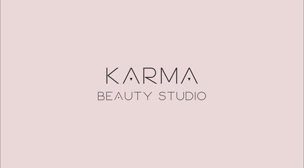 Λογότυπο του Karma Beauty Studio στην Αθήνα, Αττικής, GR με απλό ροζ φόντο.