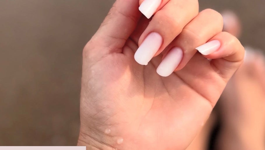 Κομψά νύχια με διακριτικό μανικιούρ από το Karma Beauty Studio, Αθήνα, Αττικής, GR.