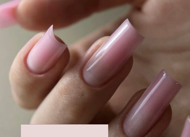 Κομψά ροζ νύχια στο Karma Beauty Studio, Αθήνα, Αττικής, GR. Υπέροχη φροντίδα και nail art.