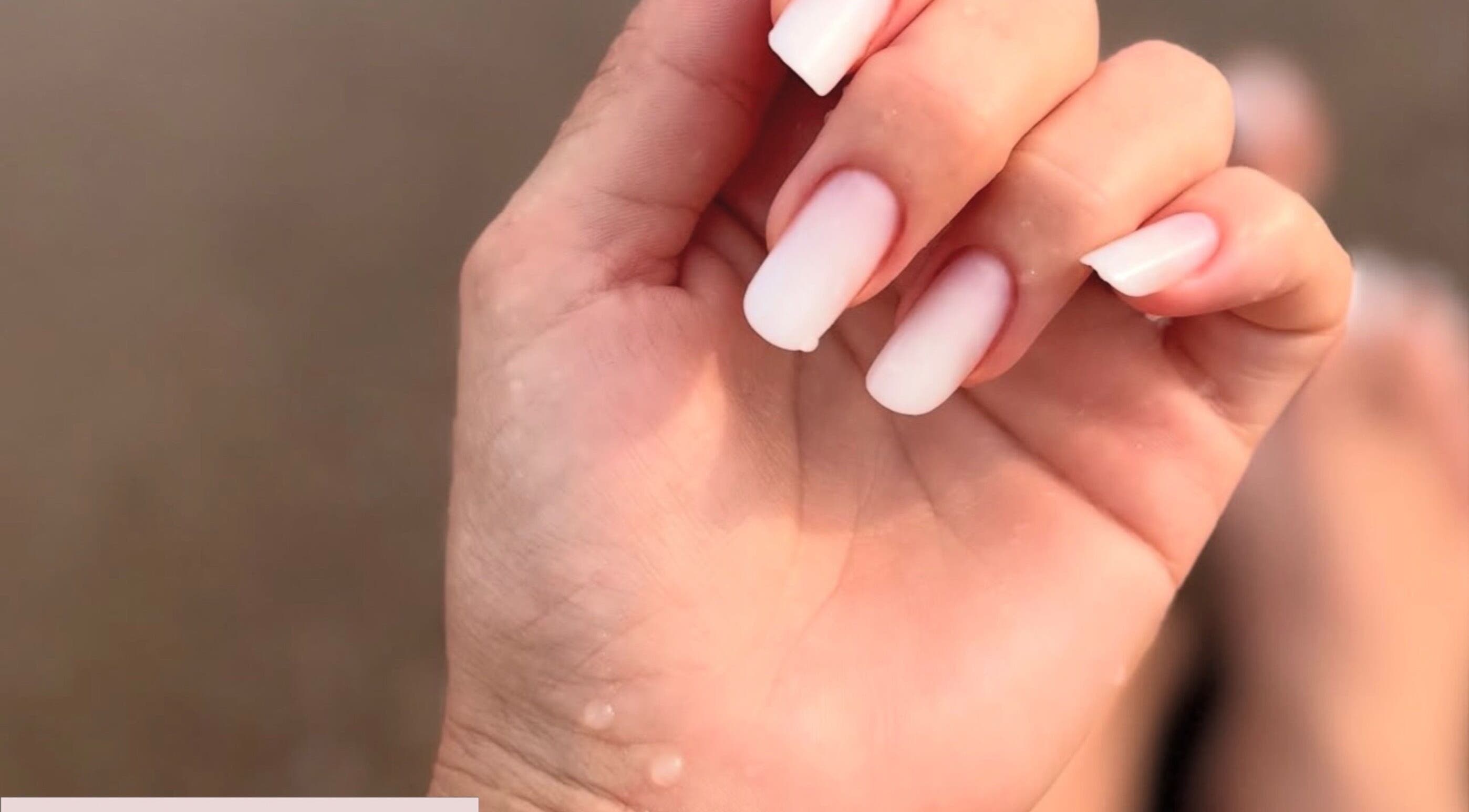 Κομψά νύχια σε κοντινό πλάνο από το Karma Beauty Studio, Αθήνα, Αττικής, GR.