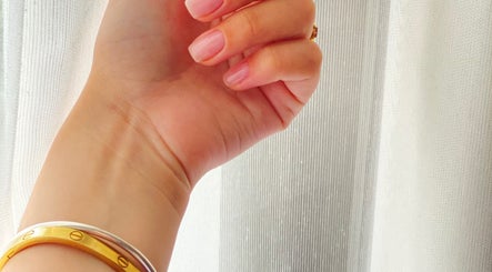 Περιποιημένα νύχια με βραχιόλι από το Karma Beauty Studio, Αθήνα, Αττικής, GR.