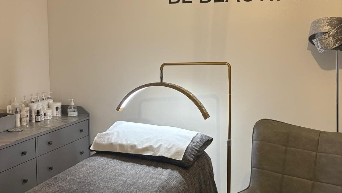 Relaxing treatment room at Jolene One to One beauty in Huntingdon, England, GB with modern decor and soothing light.