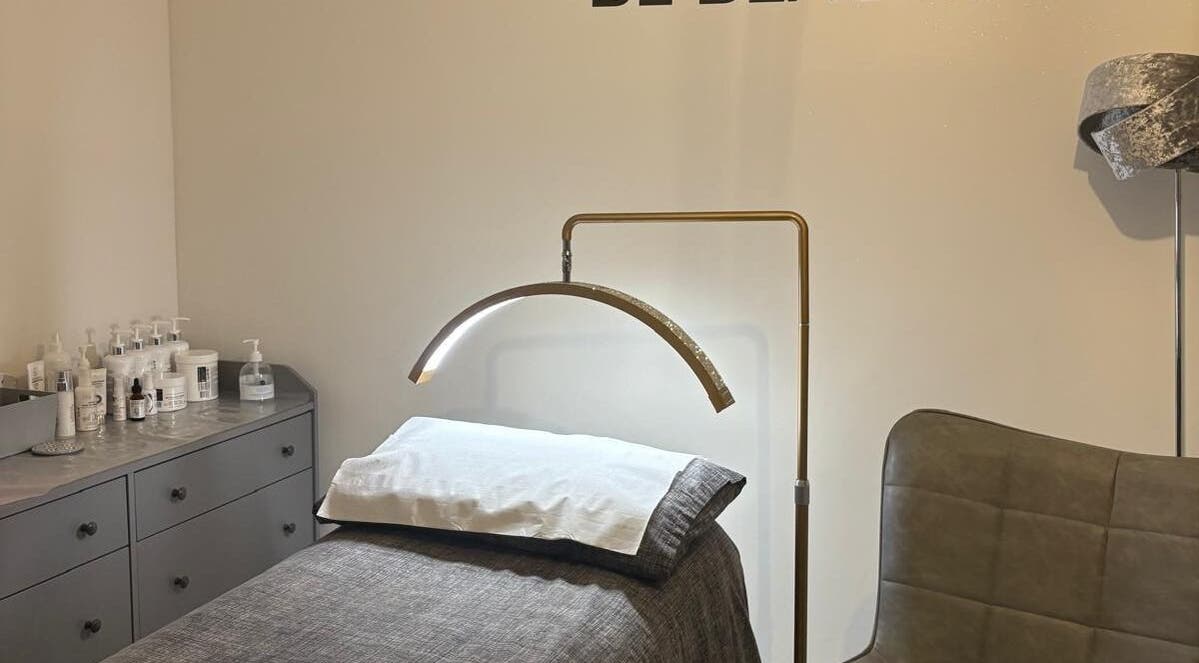 Relaxing treatment room at Jolene One to One beauty in Huntingdon, England, GB with modern decor and soothing light.