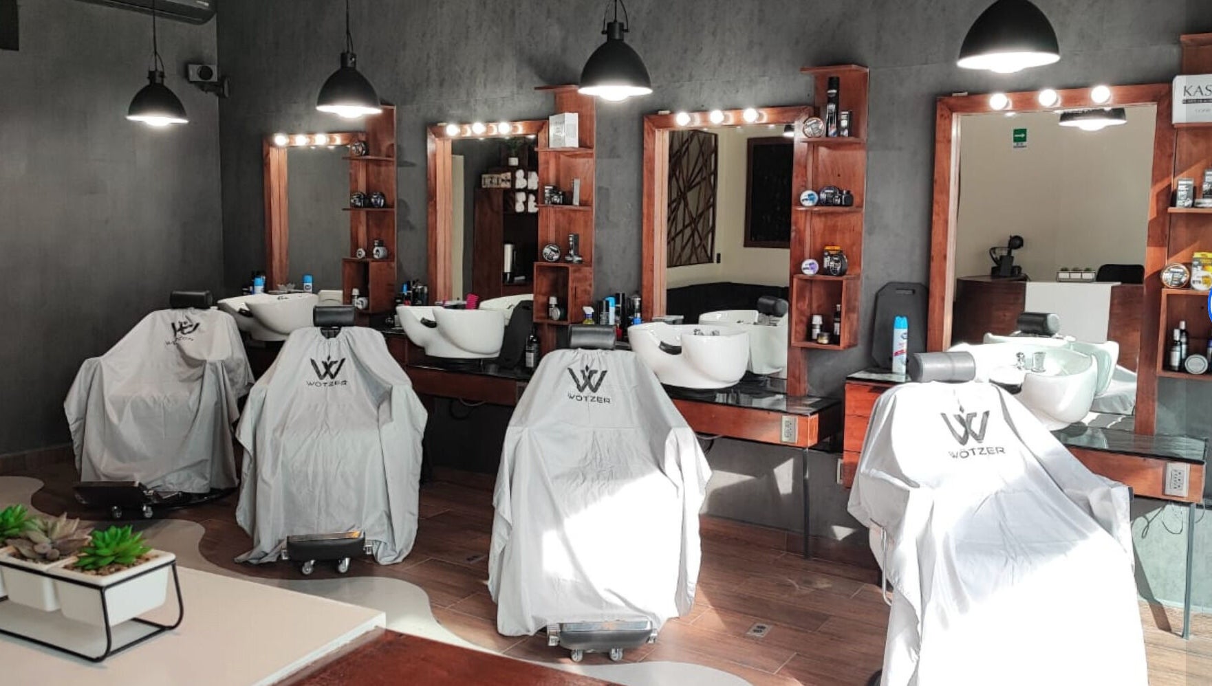 Elegante interior de Wötzer Barbería & Spa en Juriquilla, Querétaro, MX, con sillas modernas.