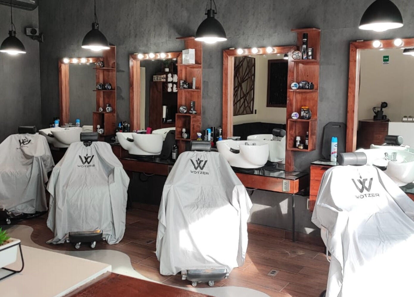 Elegante interior de Wötzer Barbería & Spa en Juriquilla, Querétaro, MX, con sillas modernas.