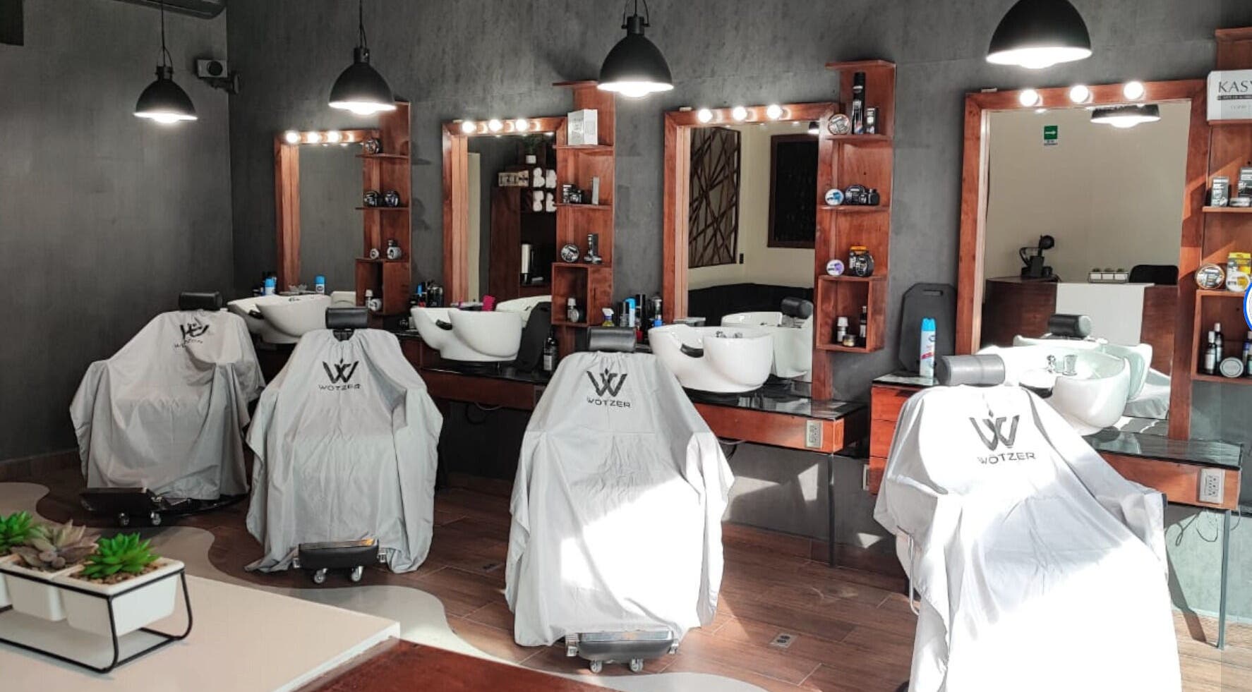 Elegante interior de Wötzer Barbería & Spa en Juriquilla, Querétaro, MX, con sillas modernas.