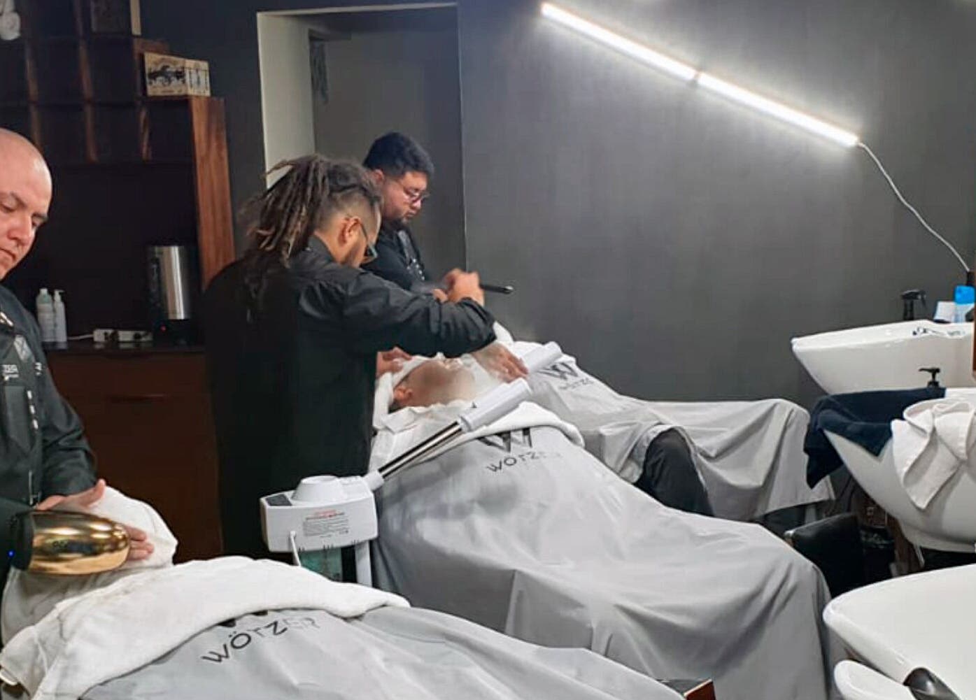 Servicios de afeitado en Wötzer Barbería & Spa, Juriquilla, Querétaro, MX en un ambiente relajante.