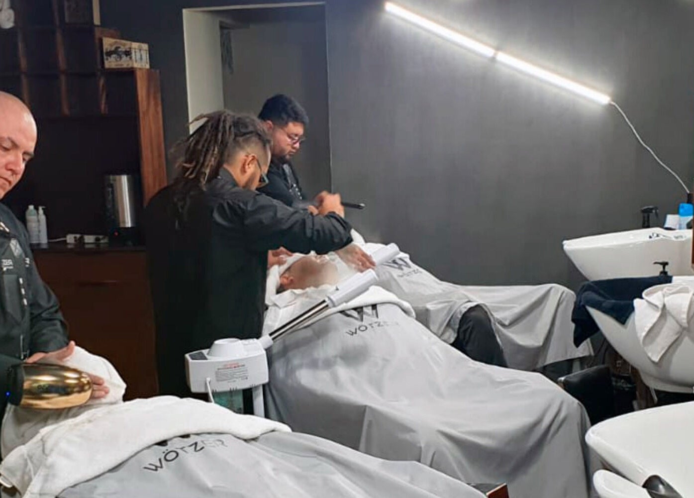 Servicios de afeitado en Wötzer Barbería & Spa, Juriquilla, Querétaro, MX en un ambiente relajante.