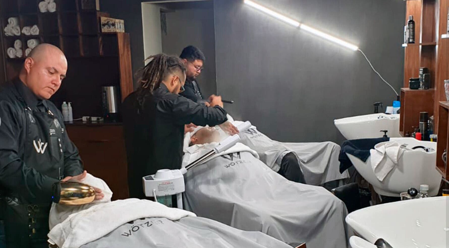 Servicios de afeitado en Wötzer Barbería & Spa, Juriquilla, Querétaro, MX en un ambiente relajante.
