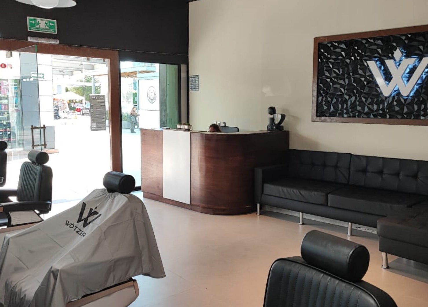 Interior moderno de Wötzer Barbería & Spa en Juriquilla, Querétaro, MX, con sillones y decoración elegante.