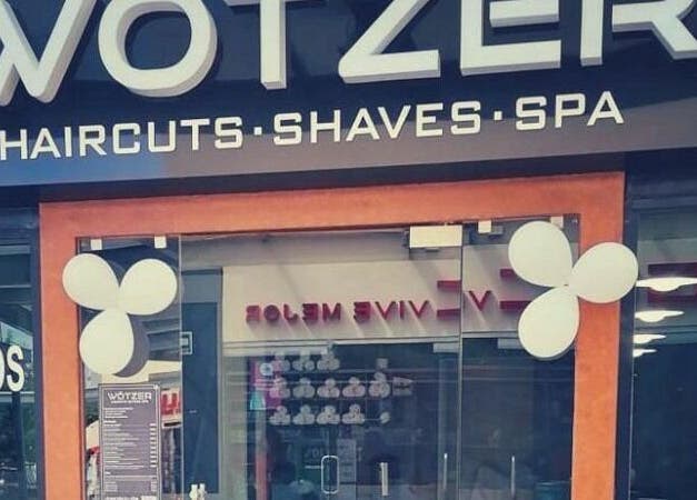 Entrada de Wötzer Barbería & Spa en Juriquilla, Querétaro, MX, mostrando el logo y fachada moderna.