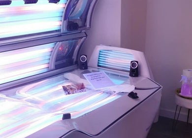 Cabina de bronceado en Vesta Karalevic Centro Bronceado, Cartagena, Región De Murcia, ES, preparada para uso.