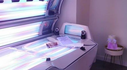 Cabina de bronceado en Vesta Karalevic Centro Bronceado, Cartagena, Región De Murcia, ES, preparada para uso.
