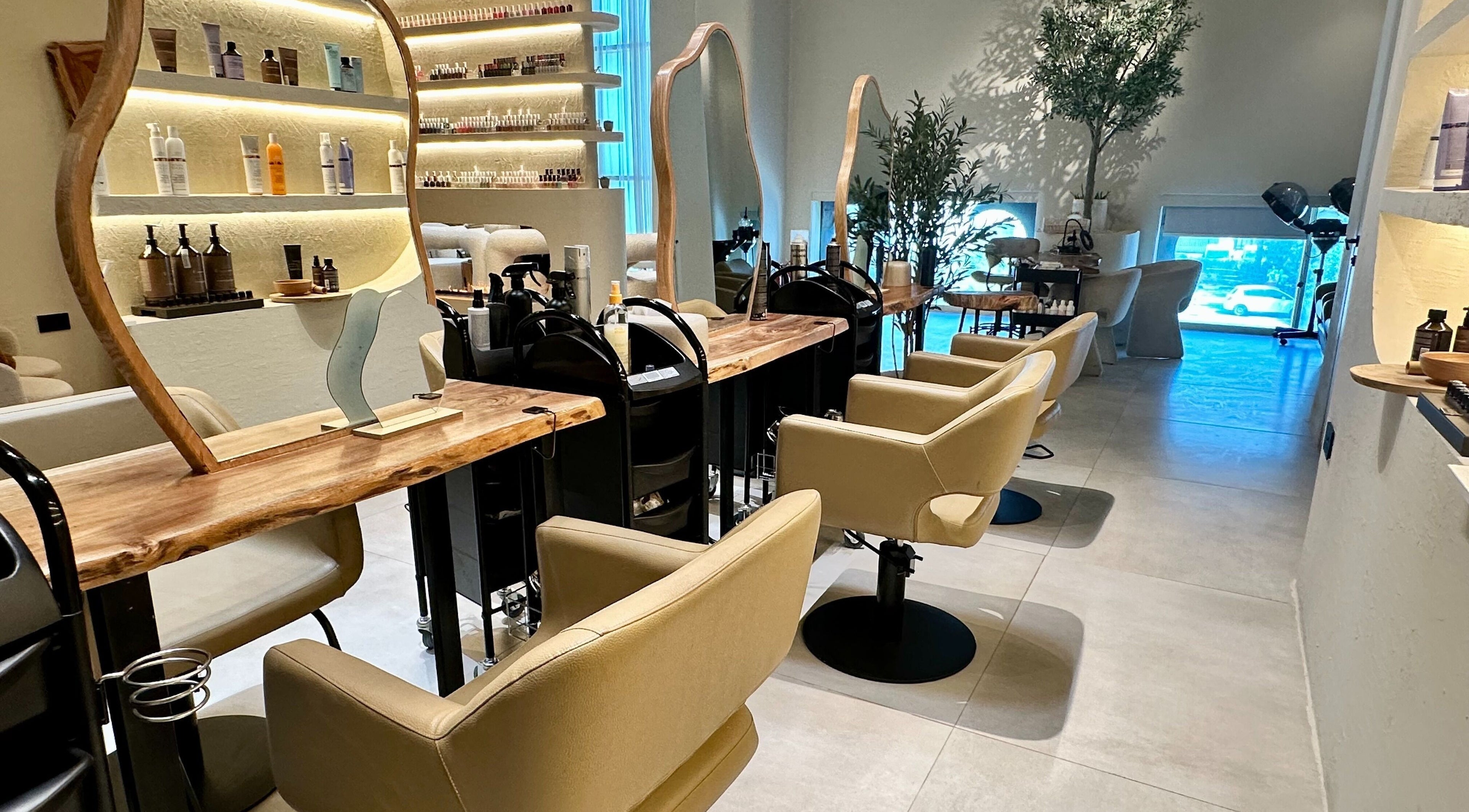 Elegant interior of Tru Beauty Lounge in Dubai, Dubai, AE featuring stylish salon stations and chic decor.