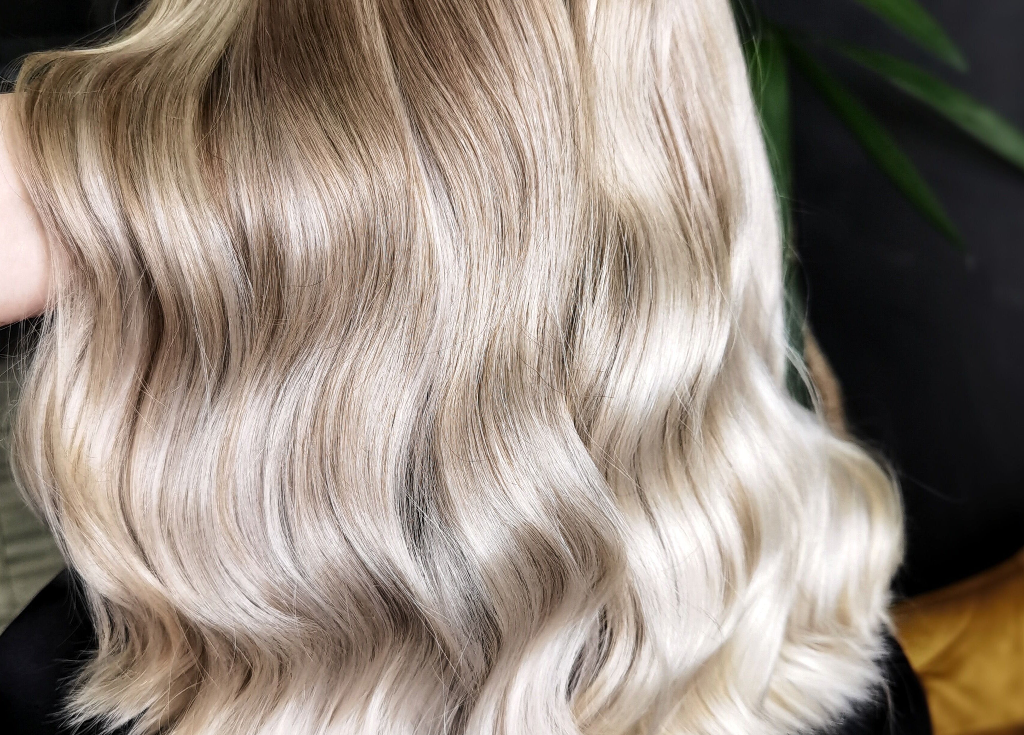 Păr blond și ondulat la Blanchette Hair and Beauty Studio, Botoșani, Județul Botoșani, RO.