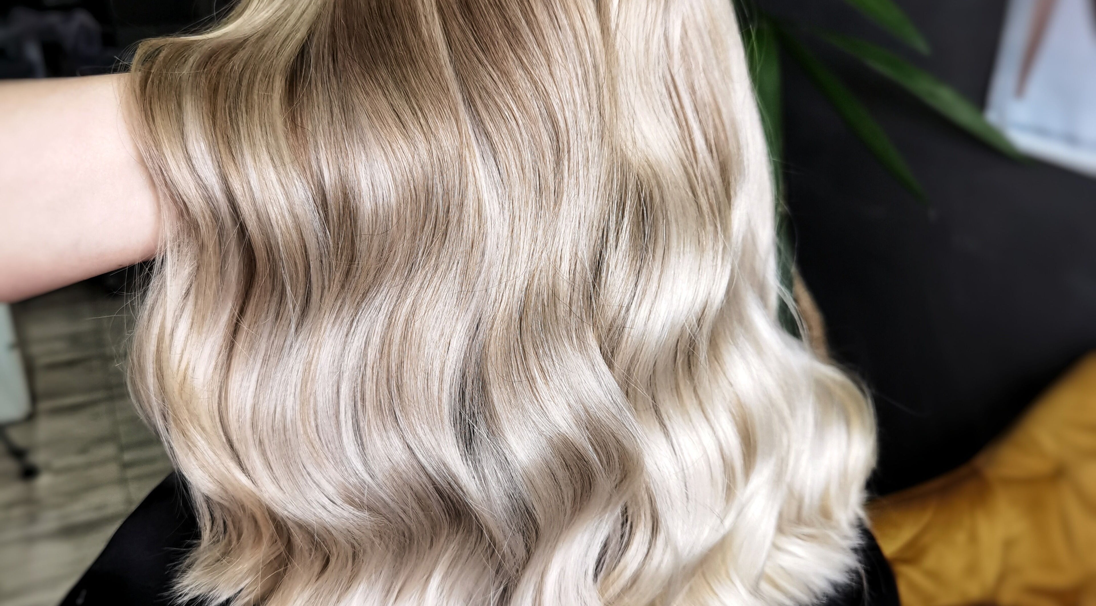 Păr blond și ondulat la Blanchette Hair and Beauty Studio, Botoșani, Județul Botoșani, RO.