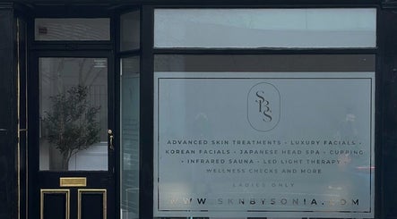 Front entrance of Skn By Sonia in Burton Upon Trent, England, GB displaying services and website.