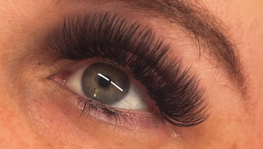Lashes and Brows by Tess afbeelding 1