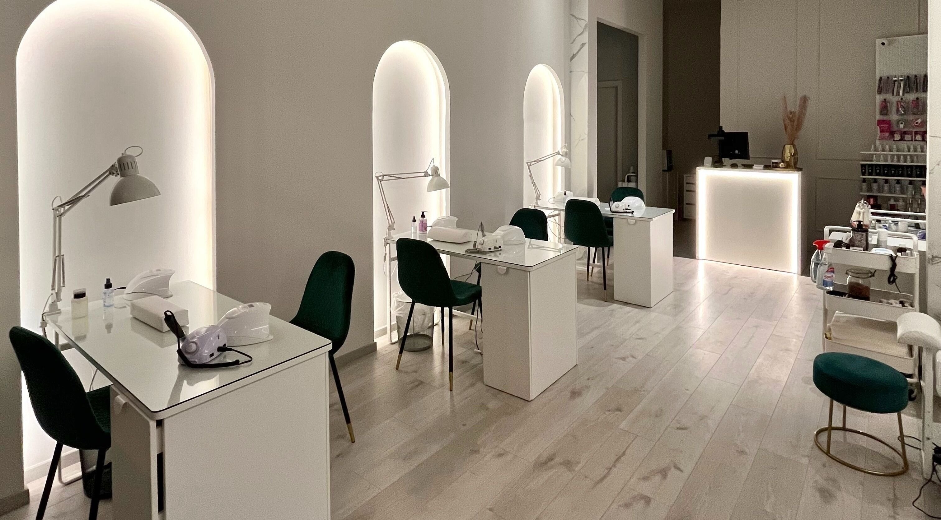 Κομψό εσωτερικό χώρος του Terracotta Nails and Beauty - Ioannina, Ιωάννινα, GR με καθίσματα και φωτισμό.