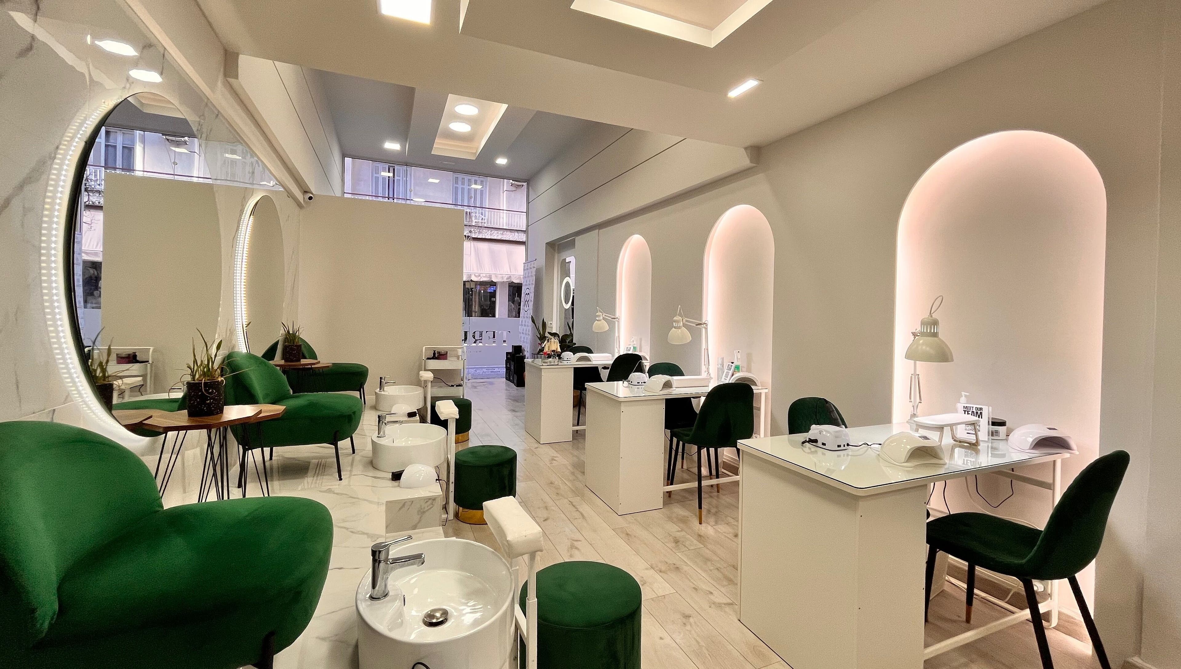 Εσωτερικός χώρος του Terracotta Nails and Beauty - Agrinio #1, Αγρίνιο, GR με πράσινες καρέκλες και φωτισμούς.