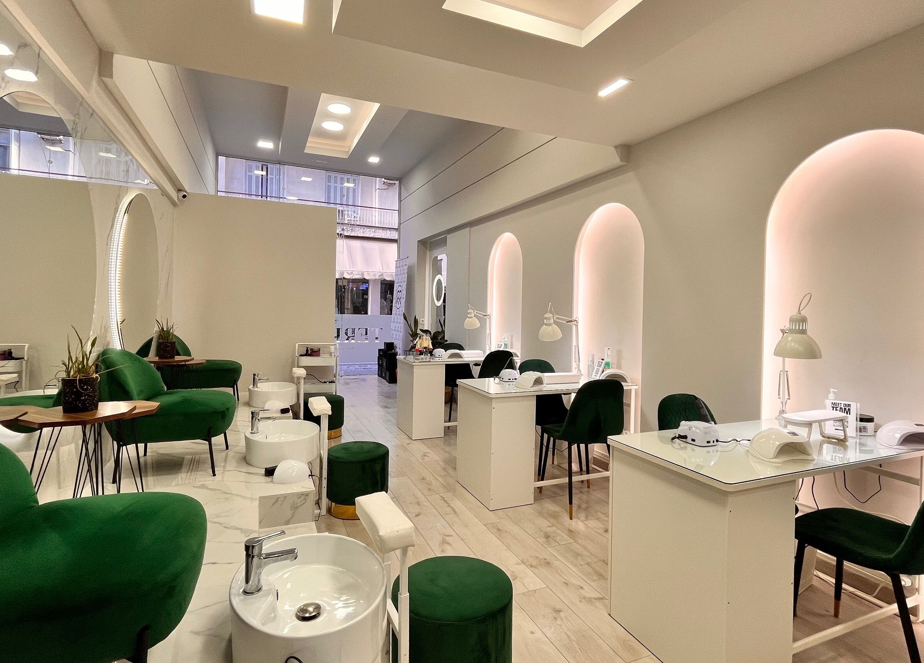 Εσωτερικός χώρος του Terracotta Nails and Beauty - Agrinio #1, Αγρίνιο, GR με πράσινες καρέκλες και φωτισμούς.